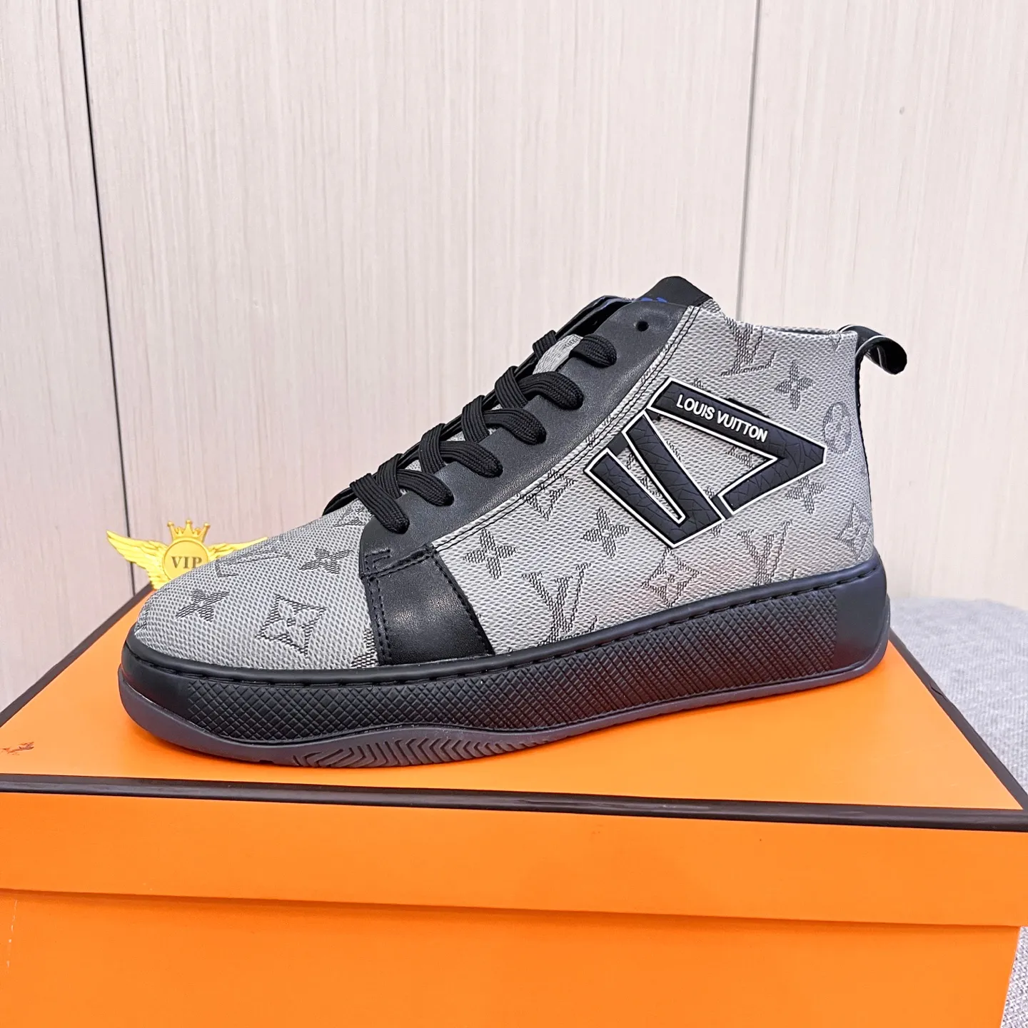 Men's shoes 💰 460 men's shoes 💰 [ LV ] 🔥 Louis Vuitton, high-end men's shoes brand official website 1:1 latest masterpiece: uppers are made of Italian imported first-layer cowhide with comfortable and breathable lining ➕ original non-slip and wear-resistant outsole 🔥, making walking more convenient and comfortable! An exclusive new model, a stunning work, a beautiful 1:1 replica [color] compared to the official quality! Create a fashionable personality to set off your uniqueness! A must-have for trendy men! Classic 🔥Size: 38-44 Color: 🔥 3⃣️colors available🔥.